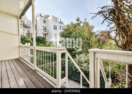 Schöner langer, enger Balkon mit Holzgeländern Stockfoto