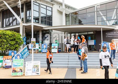 Wahlen zum Northern Beaches council in Sydney, Wahltag 2021. Dezember vor dem Avalon Beach-Wahllokal für Pittwater ward, NSW, Australien Stockfoto