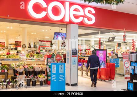 Coles Supermarkt in Sydney im Dezember 2021 mit Check-in vor der Einreise QR-Code und Mann in den Laden, Sydney, Australien Stockfoto