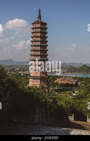 Vertikal der schönen Außenseite des Bai Dinh Pagode buddhistischen Tempels in Vietnam Stockfoto