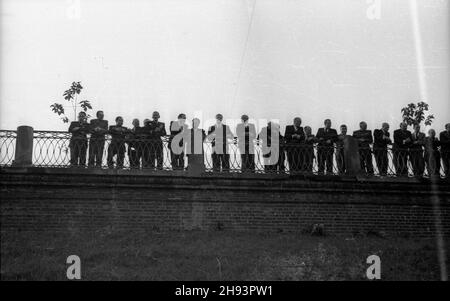 Warszawa, 1947-06-19. Zjazd Komitetu Ogólnos³owiañskiego. Przyjêcie w ogrodach belwederskich wydane przez prezydenta Polski na czeœæ uczestników obrad. NZ. Uczestnicy przyjêcia na tarasie Belwederu. po/ms PAP Warschau, 19. Juni 1947. Die Teilnehmer eines Kongresses des Panslawischen Komitees nehmen an einem Empfang zu ihren Ehren Teil, der vom polnischen Präsidenten im Schloss Belvedere veranstaltet wird. Im Bild: Teilnehmer auf der Terrasse des Palastes. po/ms PAP Stockfoto