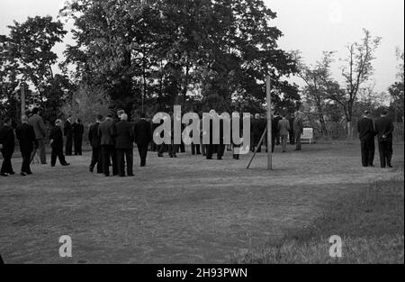 Warszawa, 1947-06-19. Zjazd Komitetu Ogólnos³owiañskiego. Przyjêcie w ogrodach belwederskich wydane przez prezydenta Polski na czeœæ uczestników obrad. po/ms PAP Warschau, 19. Juni 1947. Die Teilnehmer des Kongresses des Panslawischen Komitees nehmen an einem Empfang zu ihren Ehren Teil, der vom polnischen Präsidenten im Schloss Belvedere veranstaltet wird. po/ms PAP Stockfoto