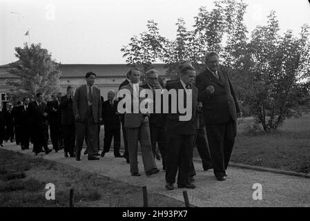 Warszawa, 1947-06-19. Zjazd Komitetu Ogólnos³owiañskiego. Przyjêcie w ogrodach belwederskich wydane przez prezydenta Polski na czeœæ uczestników obrad. po/ms PAP Warschau, 19. Juni 1947. Die Teilnehmer des Kongresses des Panslawischen Komitees nehmen an einem Empfang zu ihren Ehren Teil, der vom polnischen Präsidenten im Schloss Belvedere veranstaltet wird. po/ms PAP Stockfoto