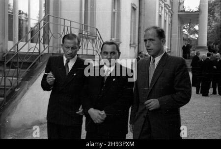 Warszawa, 1947-06-19. Zjazd Komitetu Ogólnos³owiañskiego. Przyjêcie w ogrodach belwederskich wydane przez prezydenta Polski na czeœæ uczestników obrad. NZ. m.in. minister komunikacji Jan Rabanowski (L). po/ms PAP Warschau, 19. Juni 1947. Die Teilnehmer eines Kongresses des Panslawischen Komitees nehmen an einem Empfang zu ihren Ehren Teil, der vom polnischen Präsidenten im Schloss Belvedere veranstaltet wird. Im Bild: Kommunikationsminister Jan Rabanowski (links). po/ms PAP Stockfoto