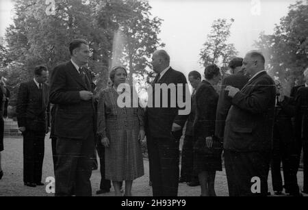 Warszawa, 1947-06-19. Zjazd Komitetu Ogólnos³owiañskiego. Przyjêcie w ogrodach belwederskich wydane przez prezydenta Polski na czeœæ uczestników obrad. po/ms PAP Warschau, 19. Juni 1947. Die Teilnehmer des Kongresses des Panslawischen Komitees nehmen an einem Empfang zu ihren Ehren Teil, der vom polnischen Präsidenten im Schloss Belvedere veranstaltet wird. po/ms PAP Stockfoto