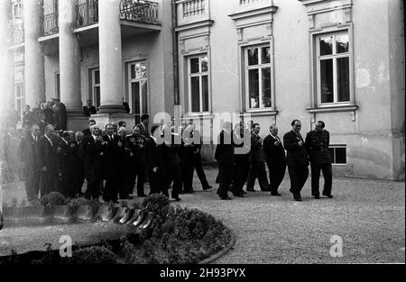 Warszawa, 1947-06-19. Zjazd Komitetu Ogólnos³owiañskiego. Przyjêcie w ogrodach belwederskich wydane przez prezydenta Polski na czeœæ uczestników obrad. NZ. Uczestnicy przyjêcia przed Belwederem. po/ms PAP Warschau, 19. Juni 1947. Die Teilnehmer eines Kongresses des Panslawischen Komitees nehmen an einem Empfang zu ihren Ehren Teil, der vom polnischen Präsidenten im Schloss Belvedere veranstaltet wird. Im Bild: Teilnehmer vor dem Palast. po/ms PAP Stockfoto