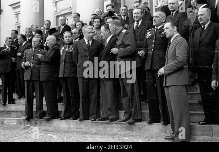 Warszawa, 1947-06-19. Zjazd Komitetu Ogólnos³owiañskiego. Przyjêcie w ogrodach belwederskich wydane przez prezydenta Polski na czeœæ uczestników obrad. NZ. Uczestnicy przyjêcia przed Belwederem. po/ms PAP Warschau, 19. Juni 1947. Die Teilnehmer eines Kongresses des Panslawischen Komitees nehmen an einem Empfang zu ihren Ehren Teil, der vom polnischen Präsidenten im Schloss Belvedere veranstaltet wird. Im Bild: Teilnehmer vor dem Palast. po/ms PAP Stockfoto