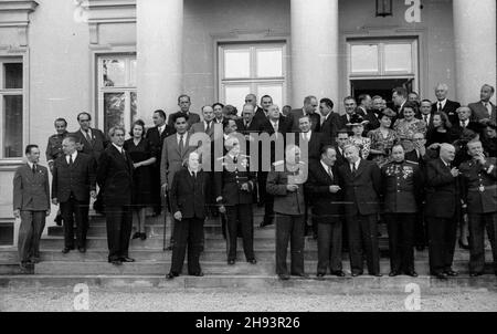 Warszawa, 1947-06-19. Zjazd Komitetu Ogólnos³owiañskiego. Przyjêcie w ogrodach belwederskich wydane przez prezydenta Polski na czeœæ uczestników obrad. NZ. Uczestnicy przyjêcia przed Belwederem. po/ms PAP Warschau, 19. Juni 1947. Die Teilnehmer des Kongresses des Panslawischen Komitees nehmen an einem Empfang zu ihren Ehren Teil, der vom polnischen Präsidenten im Schloss Belvedere veranstaltet wird. po/ms PAP Stockfoto