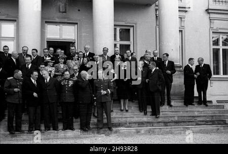 Warszawa, 1947-06-19. Zjazd Komitetu Ogólnos³owiañskiego. Przyjêcie w ogrodach belwederskich wydane przez prezydenta Polski na czeœæ uczestników obrad. NZ. Uczestnicy przyjêcia przed Belwederem. po/ms PAP Warschau, 19. Juni 1947. Die Teilnehmer eines Kongresses des Panslawischen Komitees nehmen an einem Empfang zu ihren Ehren Teil, der vom polnischen Präsidenten im Schloss Belvedere veranstaltet wird. Im Bild: Teilnehmer vor dem Palast. po/ms PAP Stockfoto