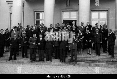 Warszawa, 1947-06-19. Zjazd Komitetu Ogólnos³owiañskiego. Przyjêcie w ogrodach belwederskich wydane przez prezydenta Polski na czeœæ uczestników obrad. NZ. Uczestnicy przyjêcia przed Belwederem. po/ms PAP Warschau, 19. Juni 1947. Die Teilnehmer des Kongresses des Panslawischen Komitees nehmen an einem Empfang zu ihren Ehren Teil, der vom polnischen Präsidenten im Schloss Belvedere veranstaltet wird. po/ms PAP Stockfoto