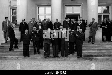 Warszawa, 1947-06-19. Zjazd Komitetu Ogólnos³owiañskiego. Przyjêcie w ogrodach belwederskich wydane przez prezydenta Polski na czeœæ uczestników obrad. NZ. Uczestnicy przyjêcia przed Belwederem. po/ms PAP Warschau, 19. Juni 1947. Die Teilnehmer des Kongresses des Panslawischen Komitees nehmen an einem Empfang zu ihren Ehren Teil, der vom polnischen Präsidenten im Schloss Belvedere veranstaltet wird. po/ms PAP Stockfoto