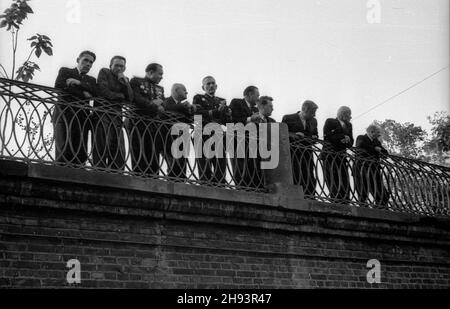 Warszawa, 1947-06-19. Zjazd Komitetu Ogólnos³owiañskiego. Przyjêcie w ogrodach belwederskich wydane przez prezydenta Polski na czeœæ uczestników obrad. NZ. Uczestnicy przyjêcia na tarasie Belwederu. po/ms PAP Warschau, 19. Juni 1947. Die Teilnehmer eines Kongresses des Panslawischen Komitees nehmen an einem Empfang zu ihren Ehren Teil, der vom polnischen Präsidenten im Schloss Belvedere veranstaltet wird. Im Bild: Teilnehmer auf der Terrasse des Palastes. po/ms PAP Stockfoto