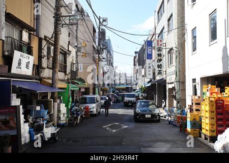 Seitenstraßen in der Nähe des Tsukiji-Fischmarktes in Chuo ward, Tokio, mit Restaurants und Geschäften, die Meeresfrüchte verkaufen. Stockfoto