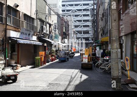 Seitenstraßen in der Nähe des Tsukiji-Fischmarktes in Chuo ward, Tokio, mit Restaurants und Geschäften, die Meeresfrüchte verkaufen. Stockfoto