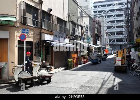 Seitenstraßen in der Nähe des Tsukiji-Fischmarktes in Chuo ward, Tokio, mit Restaurants und Geschäften, die Meeresfrüchte verkaufen. Stockfoto