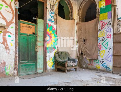 Tagesaufnahme von Bayt Madkour Pasha, historisches verlassene Haus in der Souq Al Selah Street, Darb Al Ahmar Bezirk, Alt-Kairo, Ägypten Stockfoto