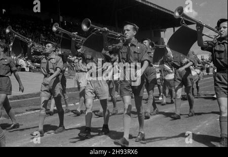 Warszawa, 1947-06-22. Œwiêto Wychowania Fizycznego i Przysposobienia Wojskowego na stadionie Legii przy ul. £azienkowskiej. NZ. Defilada harcerzy z tr¹bkami. ps/gr PAP Warschau, 22. Juni 1947. Tag der körperlichen Bildung und der militärischen Vorbereitung im Legia-Stadion in der Lazienkowska-Straße. Bild: Pfadfinder mit Trompeten marschieren. ps/gr PAP Stockfoto