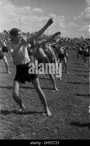 Warszawa, 1947-06-22. Œwiêto Wychowania Fizycznego i Przysposobienia Wojskowego na stadionie Legii przy ul. £azienkowskiej. Nz. æwiczenia Przysposobienia Wojskowego. ps/gr PAP Warschau, 22. Juni 1947. Tag der körperlichen Bildung und der militärischen Vorbereitung im Legia-Stadion in der Lazienkowska-Straße. Im Bild: Militärische Vorbereitungsübungen. ps/gr PAP Stockfoto