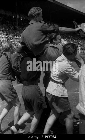 Warszawa, 1947-06-22. Œwiêto Wychowania Fizycznego i Przysposobienia Wojskowego na stadionie Legii przy ul. £azienkowskiej. Nz. æwiczenia Przysposobienia Wojskowego. ps/gr PAP Warschau, 22. Juni 1947. Tag der körperlichen Bildung und der militärischen Vorbereitung im Legia-Stadion in der Lazienkowska-Straße. Im Bild: Militärische Vorbereitungsübungen. ps/gr PAP Stockfoto