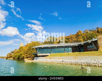 Außenansicht des Tucker Tower Nature Center im Lake Murray State Park in Oklahoma Stockfoto