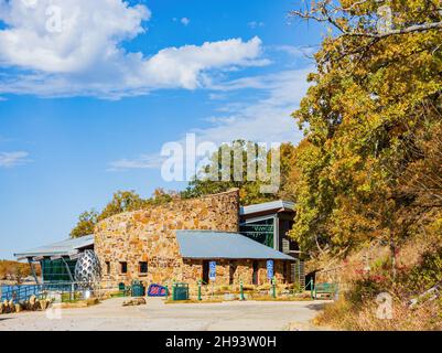 Außenansicht des Tucker Tower Nature Center im Lake Murray State Park in Oklahoma Stockfoto