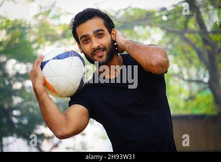 Junger Fußballspieler auf dem Fußballplatz bild eines indischen Mannes Stockfoto