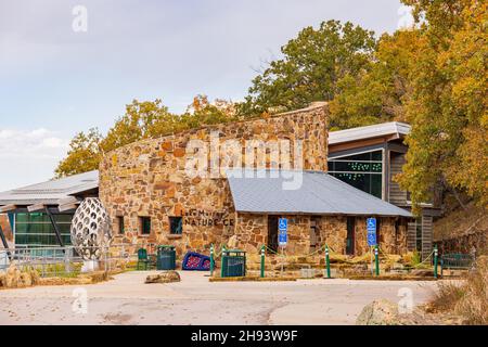 Außenansicht des Tucker Tower Nature Center im Lake Murray State Park in Oklahoma Stockfoto