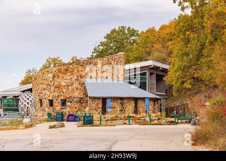 Außenansicht des Tucker Tower Nature Center im Lake Murray State Park in Oklahoma Stockfoto