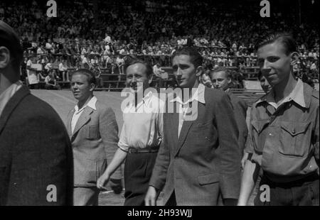 Warszawa, 1947-06-22. Œwiêto Wychowania Fizycznego i Przysposobienia Wojskowego na stadionie Legii przy ul. £azienkowskiej. NZ. dzia³acze organizacji m³odzie¿owych. ps/gr PAP Warschau, 22. Juni 1947. Tag der körperlichen und militärischen Ausbildung im Legia-Stadion in der Lazienkowska-Straße. Im Bild: Aktivisten von Jugendorganisationen. ps/gr PAP Stockfoto