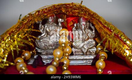 laxmi ganesh silberne Statue HD Stockfoto