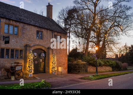 Broadway-Museum und Weihnachtsbaumschmuck in der Abenddämmerung. Broadway, Cotswolds, Worcestershire, England Stockfoto