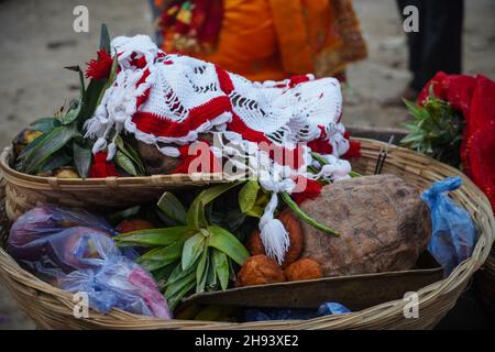 Tokri von chhath puja 2021 Banane und andere Gegenstände Stockfoto