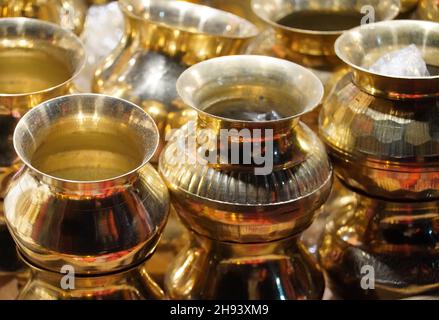 Kupfer Kalash Essential in hindu-Puja. Artikel im Shop Stockfoto