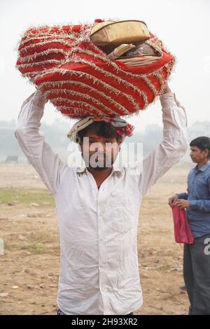 Mann mit Tokri chhath puja 2021 Bilder HD Stockfoto