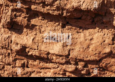 Backsteinwand-Struktur. An einem hellen, sonnigen Tag im alten Merv, Turkmenistan, festgehalten. Stockfoto