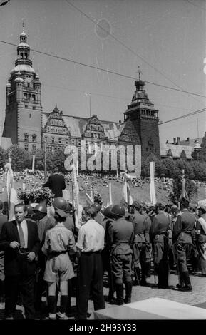 Stettin, 1947-06-29. Ogólnopolskie obschody Œwiêta Morza. G³ówne uroczystoœci na Wa³ach Chrobrango. NZ. Przemawia prezydent Boles³aw Bierut. po/ms PAP Stettin, 29. Juni 1947. Feierlichkeiten zum Nationalen Tag der Meere am Chrobry-Ufer. Im Bild: Präsident Boleslaw Bierut hält eine Rede. po/ms PAP Stockfoto