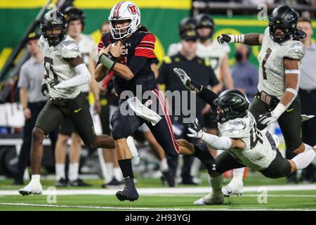 03. Dezember 2021: Utah Utes Quarterback Cameron Rising (7) läuft mit dem Ball während des PAC-12 Football Championship Game mit den Oregon Ducks und den Utah Utes im Allegiant Stadium in Las Vegas, NV. Die Utah Utes besiegten die Oregon Ducks 38 zu 10. Christopher Trim/CSM Stockfoto