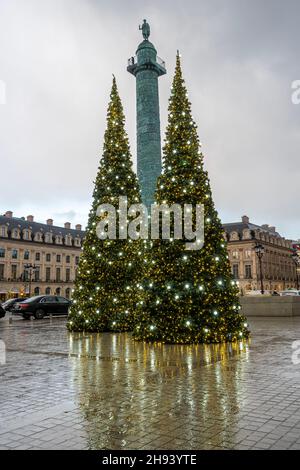 Paris, Frankreich - 12 01 2021: Place vendome. Blick auf den Ort mit weihnachtsbaum und Dekoration Stockfoto