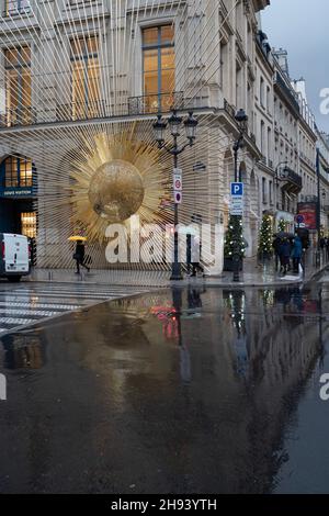 Paris, Frankreich - 12 01 2021: Place vendome. Blick auf die Fassade von Louis Vuitton mit weihnachtlicher Dekoration Stockfoto