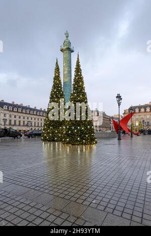 Paris, Frankreich - 12 01 2021: Place vendome. Blick auf den Ort mit weihnachtsbaum und Dekoration Stockfoto