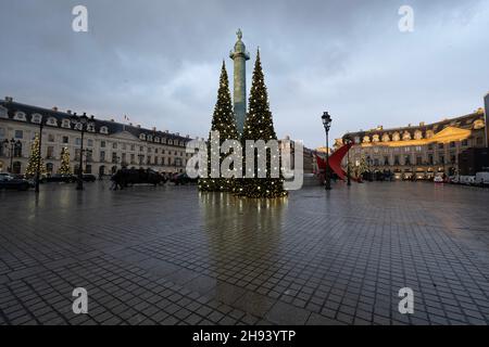 Paris, Frankreich - 12 01 2021: Place vendome. Blick auf den Ort mit weihnachtsbaum und Dekoration Stockfoto