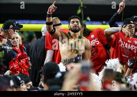 Las Vegas, NV, USA. 03rd Dez 2021. Nephi Sewell (1) feiert den Sieg beim Abschluss des PAC-12 Football Championship Game mit den Oregon Ducks und den Utah Utes im Allegiant Stadium in Las Vegas, NV. Die Utah Utes besiegten die Oregon Ducks 38 zu 10. Christopher Trim/CSM/Alamy Live News Stockfoto