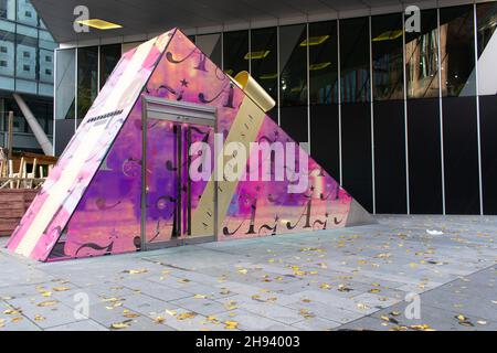 Australasien. Eingang zum australischen Restaurant, The Avenue, Spinningfields, Manchester, Großbritannien. Lange Belichtung, Dämmerung Stockfoto