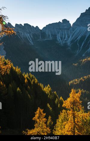 Panoramablick während einer Herbstwanderung in den Dolomiten, Italien Stockfoto