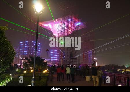 Night Show und überfüllte Menschen Stockfoto