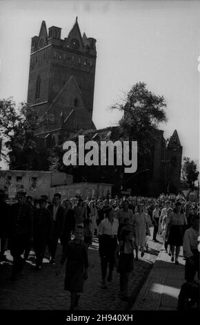 Goleniów, 1947-07. Sztafeta pod has³em - Szlakiem i Armii Wojska Polskiego, towarzysz¹ca obchodom Œwiêta Morza (dni Morza). NZ. t³umy na ulicach miasta. po/gr PAP Dok³adny dzieñ wydarzenia nieustalony. Goleniow, Juli 1947. Staffellauf des Weges der polnischen Armee, um während der Seetage-Feier freizugeben. Im Bild: Menschen auf der Straße. po/gr PAP Stockfoto