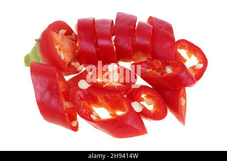 Stapel von kleinen gehackten roten Chilischoten in Scheiben geschnitten. Isoliert auf weißer Makroaufnahme im Studio Stockfoto