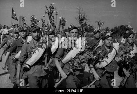 Goleniów, 1947-07. Sztafeta pod has³em - Szlakiem i Armii Wojska Polskiego, towarzysz¹ca obchodom Œwiêta Morza (dni Morza). NZ. oddzia³ piechoty maszeruje ulicami miasta. po/gr PAP Dok³adny dzieñ wydarzenia nieustalony. Goleniow, Juli 1947. Eine Staffel unter dem Motto: Auf der Route der polnischen Armee von 1, die die Tage des Meeres begleiten. Bild: Eine Militäreinheit marschierte durch die Stadt. po/gr PAP Stockfoto