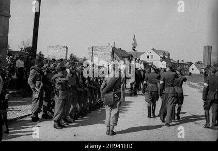 Goleniów, 1947-07. Sztafeta pod has³em - Szlakiem i Armii Wojska Polskiego, towarzysz¹ca obchodom Œwiêta Morza (dni Morza). NZ. przegl¹d oddzia³u poprzedzaj¹cy przemarsz przez miasto. po/gr PAP Dok³adny dzieñ wydarzenia nieustalony. Goleniow, Juli 1947. Eine Staffel unter dem Motto: Auf der Route der polnischen Armee von 1, die die Tage des Meeres begleiten. Bild: Eine Überprüfung einer Militäreinheit vor einem marsch durch die Stadt. po/gr PAP Stockfoto