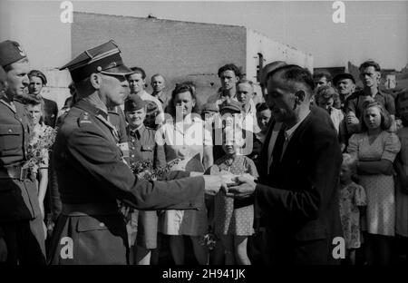 Goleniów, 1947-07. Sztafeta pod has³em - Szlakiem i Armii Wojska Polskiego, towarzysz¹ca obchodom Œwiêta Morza (dni Morza). NZ. Przywitanie oddzia³u przez przedstawicieli ludnoœci. po/gr PAP Dok³adny dzieñ wydarzenia nieustalony. Goleniow, Juli 1947. Eine Staffel unter dem Motto: Auf der Route der polnischen Armee von 1, die die Tage des Meeres begleiten. Im Bild: Eine Infanterieeinheit, die von Anwohnern begrüßt wird. po/gr PAP Stockfoto